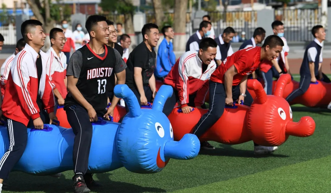 标题：【不畏挑战创佳绩，平衡心态不言弃】呼市一中高三毕业生趣味运动会
浏览次数：218
发表时间：2020-06-11